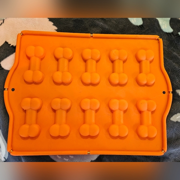Silicone dog bone baking tray - Picture 2 of 2